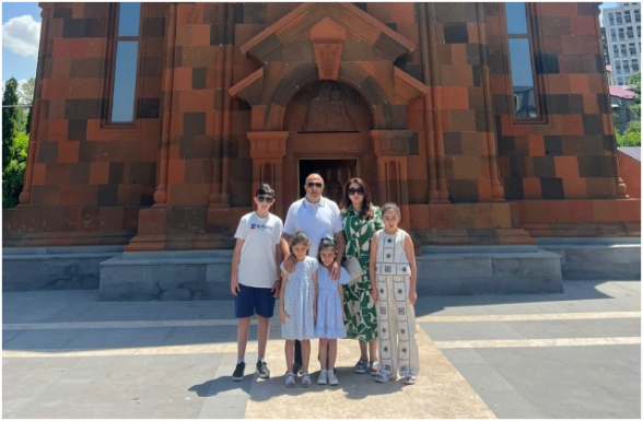 «Կալանքից մեկ ժամ առաջ». Արթուր Սարգսյանն ընտանիքի անդամների հետ լուսանկար է հրապարակել